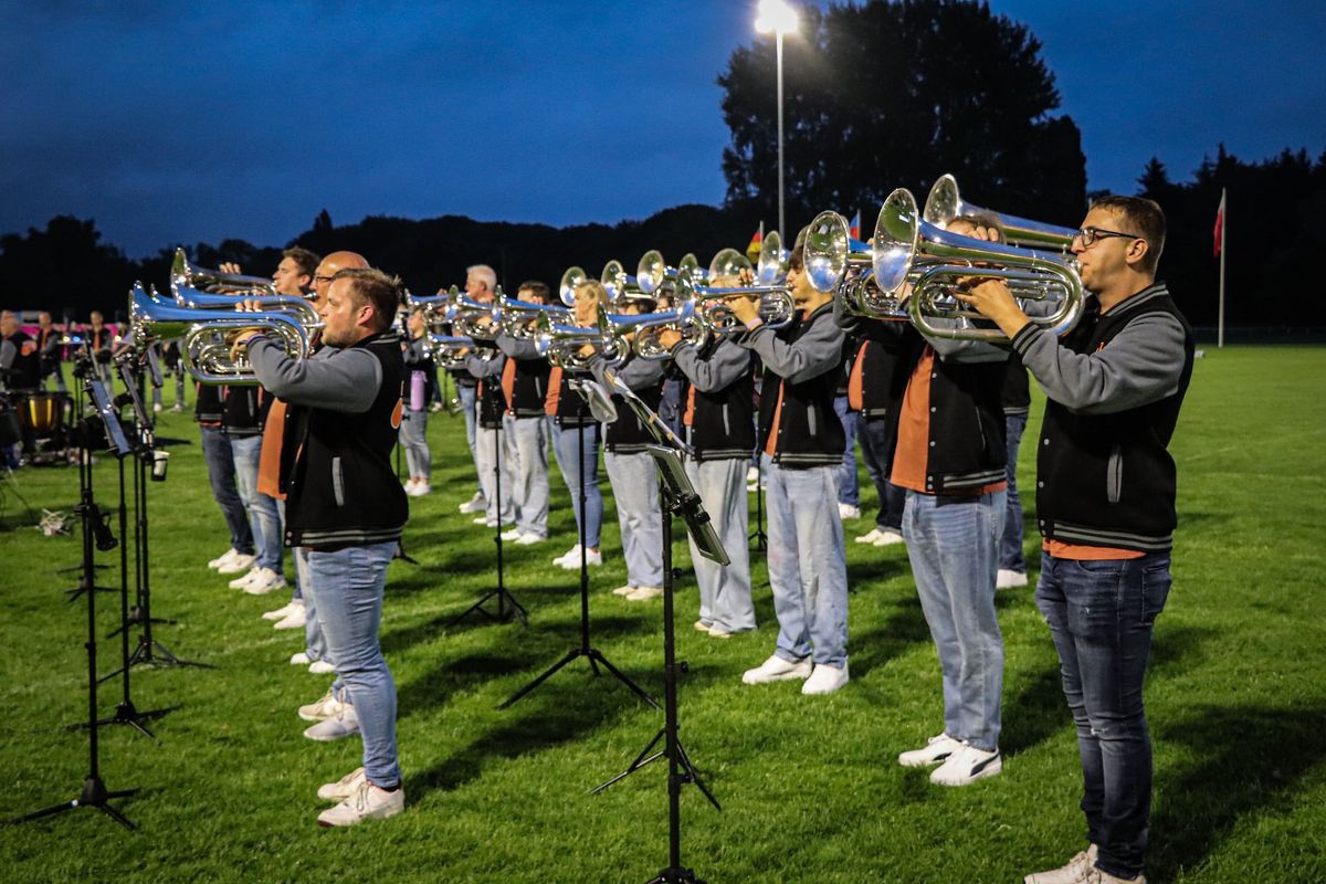 De hornline van het Jubal Legacy Project tijdens een avondoptreden