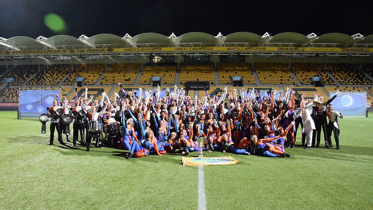 Het seniorenkorps van Jubal viert de Europese titel van 2018 in het stadion